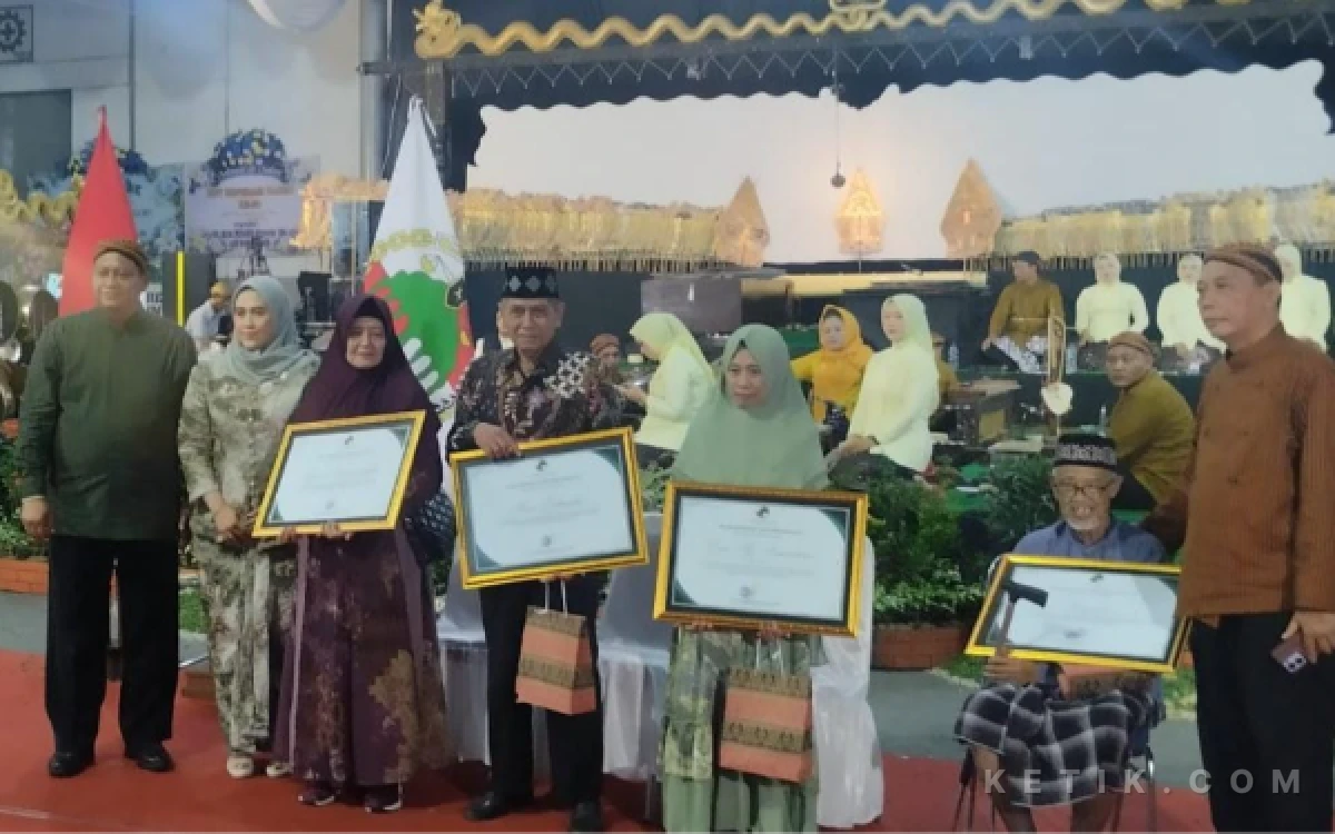 Foto Pimpinan Koperasi Kareb, Dr. H. Sriyadi Purnomo, S.E., M.M., saat memberikan piagam penghargaan  kepada   empat anggota senior yang telah bergabung sejak 10 November 1976, yaitu:
​Ibu Hj. Ismartini Sadiyah (Anggota Nomor 13)
​Bapak H. Hari Suhardi (Anggota Nomor 20)
​Bapak Warsini (Anggota Nomor 22)
​Nyonya Mudilahayu Suratman (Anggota Nomor 64) foto Sukiman ketik com)