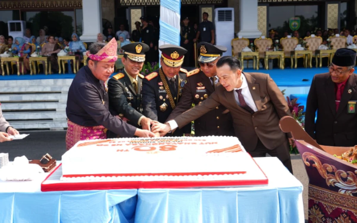 Foto Pemotongan kue perayaan upacara Peringatan Hari Bhayangkara ke-80 yang digelar di halaman depan Griya Agung Palembang, Rabu 1 Juni 2026 (Foto : Yola/Ketik.com)
