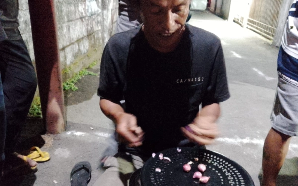 Thumbnail Berita - Gelak Tawa dan Air Mata di Gardu Ronda: Uniknya Lomba Kupas Bawang Bapak-bapak di Sleman Rayakan HUT ke-81 RI