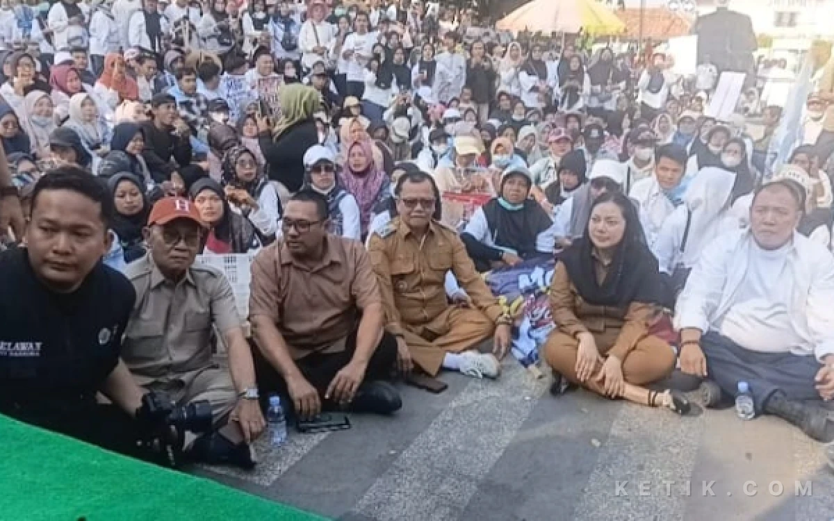 Thumbnail Berita - Aksi "Nrumat Negeri" di Brebes: Ribuan Relawan MBG Tuntut Payung Hukum Program Makan Bergizi Gratis