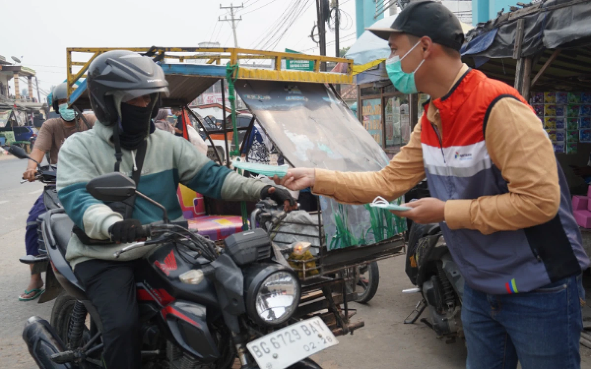 Thumbnail Berita - Respons Cepat Dampak Karhutla, PHE Jambi Merang Bagikan Masker ke Warga Sekitar