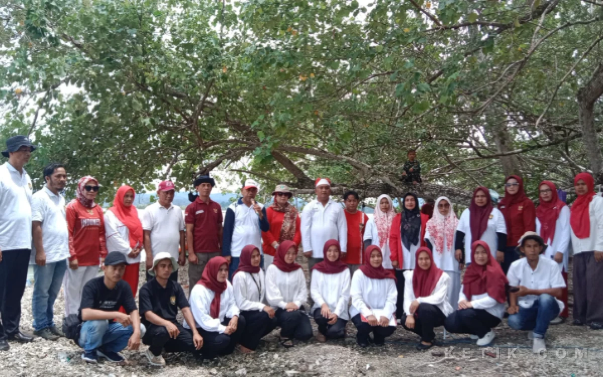 Foto Kaban Kesbangpol Foro bersama usai Pelaksanaan Upacara Pengibaran Bendera Merah Putih di Pulau Delapan Kabupaten Simeulue. Rabu 12 Agustus 2026. (Helman/Ketik.com)