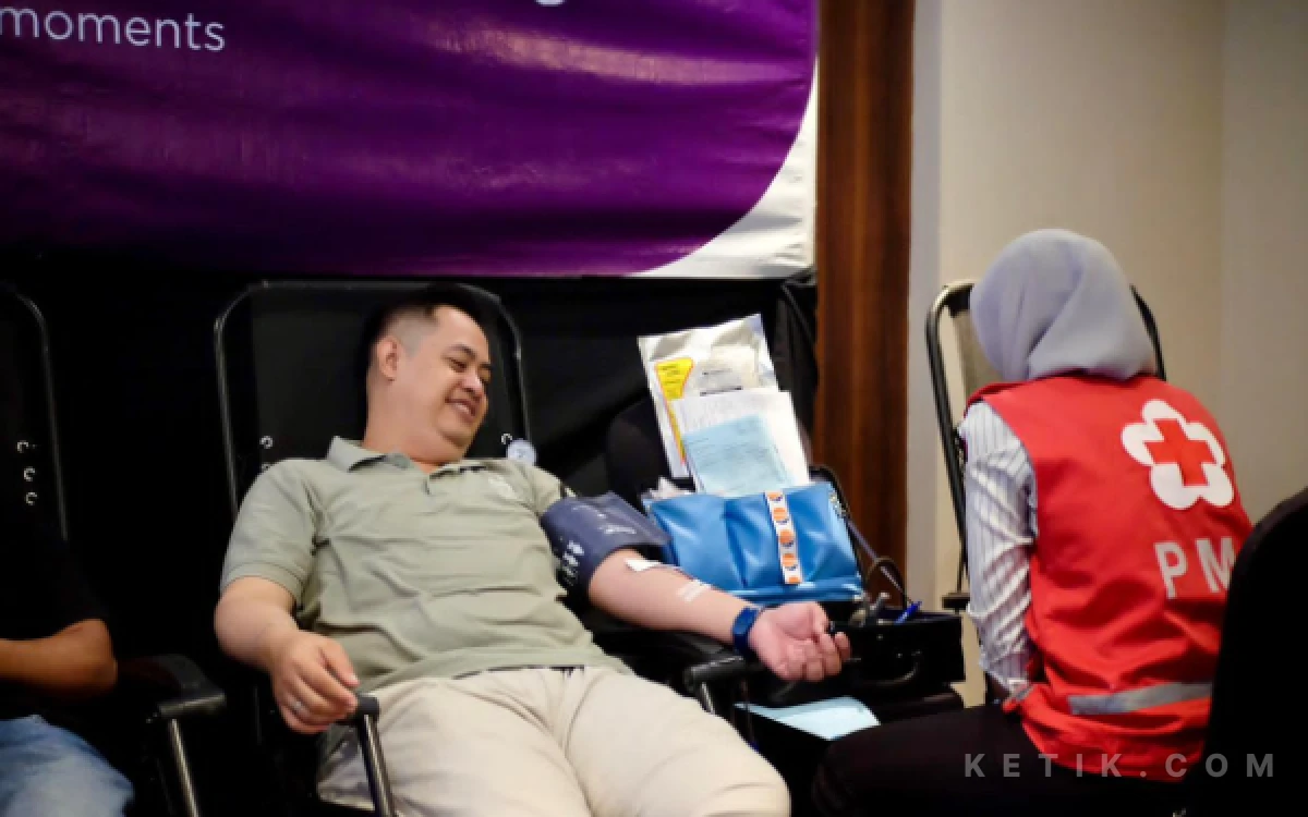Foto Peserta donor darah tersenyum ramah saat proses pengambilan darah oleh petugas PMI Sleman di Pandawa Meeting Room, Satoria Hotel Yogyakarta. (Foto: Tere for Ketik.com)