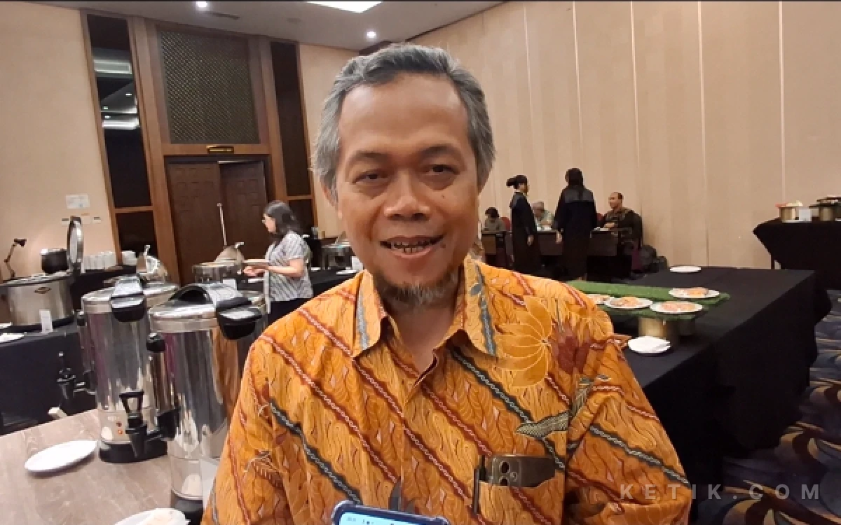 Foto Ketua PKBH FH UGM, Dr Yulkarnain Harahap SH MH memberikan keterangan di sela menghadiri pengangkatan dan pelantikan 22 advokat muda yang digelar DPC PERADI Bantul 2026. (Foto: Fajar R/Ketik.com)
