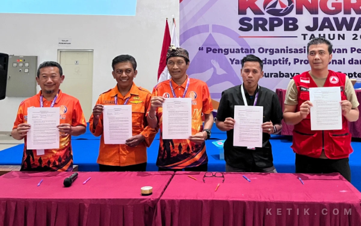 Foto 5 Bakal Calon yang bersaing ketat  setelah menandatangani kesediaan sebagai calon koordinator SRPB Jatim dari kiri Asruri, Djumadi, Andrias Eko, Zainal Fatah dan Priyo. (Foto : Sutejo Rc/ketik.com)