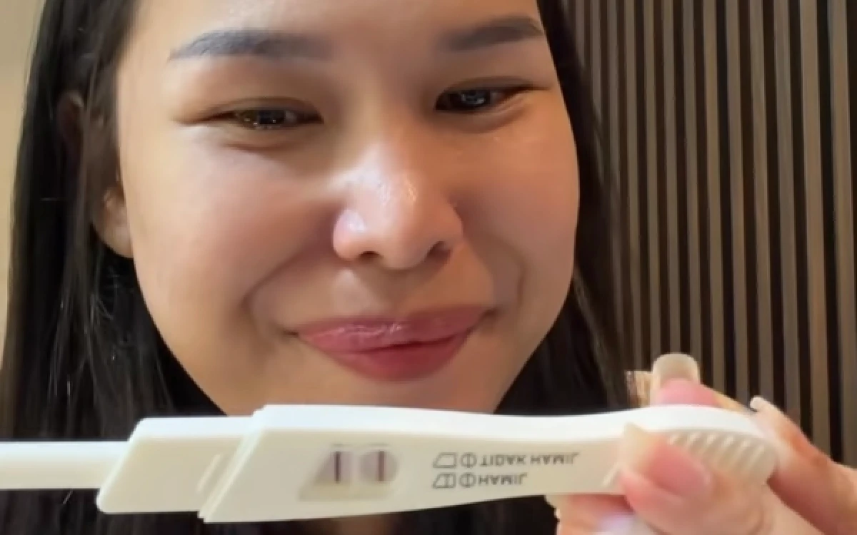 Foto Chikita yang membagikan momen saat menggunakan test pack yang berujung positif (Tangkap layar Instagram @imchika)
