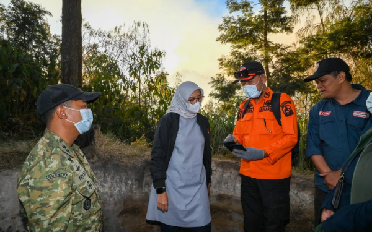 Thumbnail Berita - Pantau Langsung Kebakaran Kawah Ijen, Bupati Ipuk Ajukan Helikopter Water Bombing