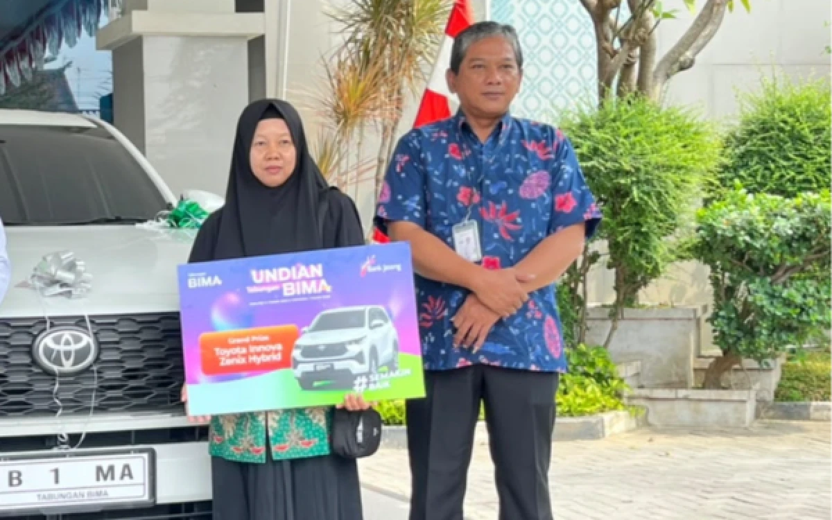Thumbnail Berita - Guru MTs N 2 Tegal Sabet Grand Prize Toyota Innova Zenix Hybrid dalam Undian Tabungan Bima Bank Jateng
