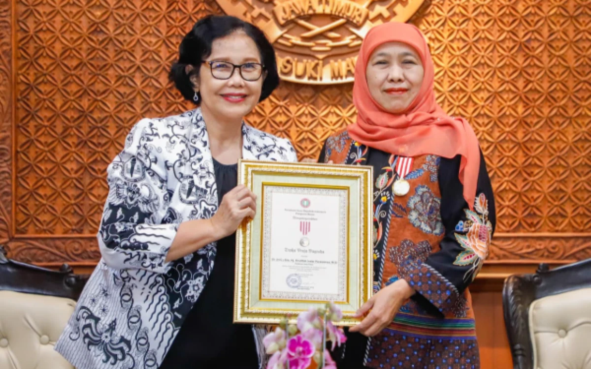 Thumbnail Berita - Khofifah Raih Dwija Praja Nugraha, Bukti Komitmen Majukan Pendidikan Jawa Timur