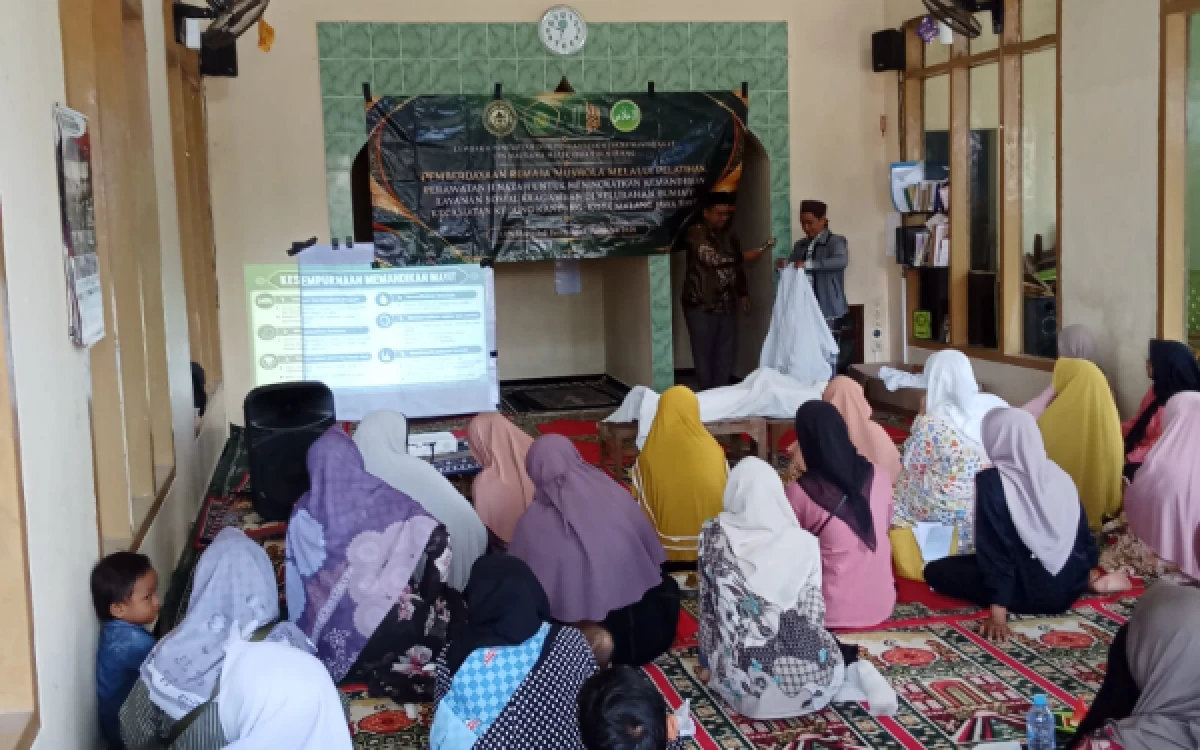 Foto Tim Pengabdian kepada Masyarakat LP2M UIN Maulana Malik Ibrahim  medemonstrasikan pemakain kain kafan pada Jenazah di Mushola Miftahul Ulum, Kota Malang, Rabu, 14 Oktober 2026. (Foto: Dokumentasi Pribadi)