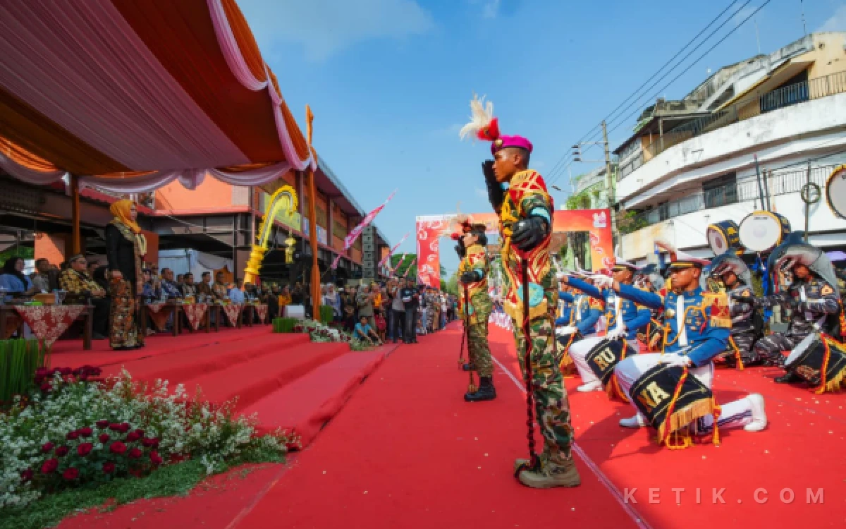 Thumbnail Berita - Diikuti 1.080 Peserta Kirab Mojo Bangkit, Wali Kota Mojokerto Ning Ita Sukses Hidupkan Kembali Kejayaan Majapahit