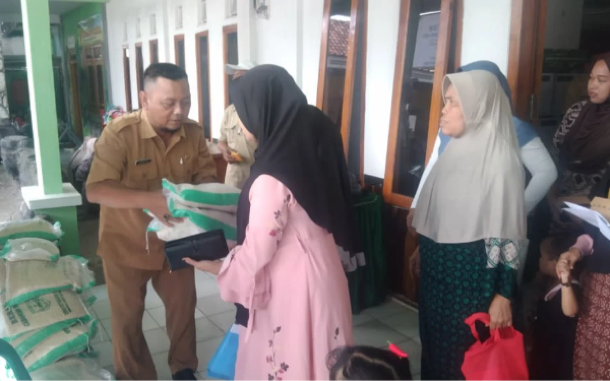 Thumbnail Berita - Dinas Ketahanan Pangan Berikan Bantuan Sembako kepada Warga Desa Brabe dalam Kegiatan Nonfisik TMMD ke-128 Kodim 0820 Probolinggo