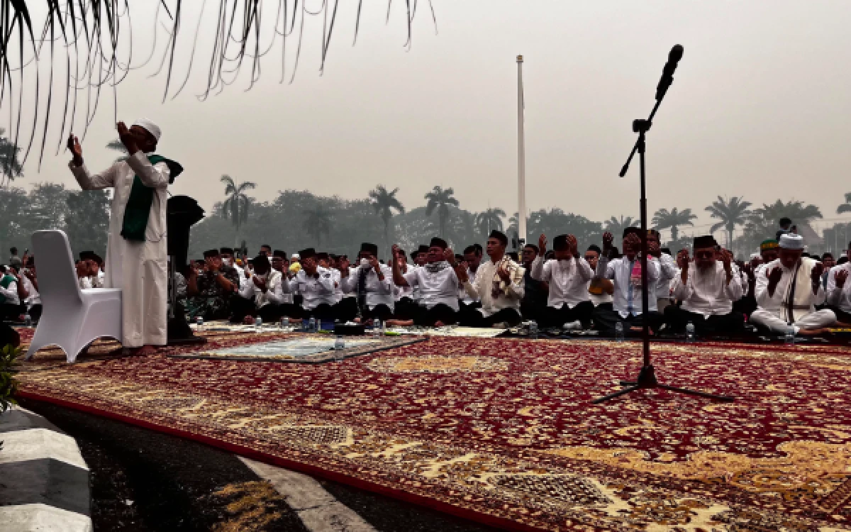 Thumbnail Berita - Ikhtiar Padamkan Karhutla, Herman Deru Ajak Warga Sumsel Berdoa Minta Hujan