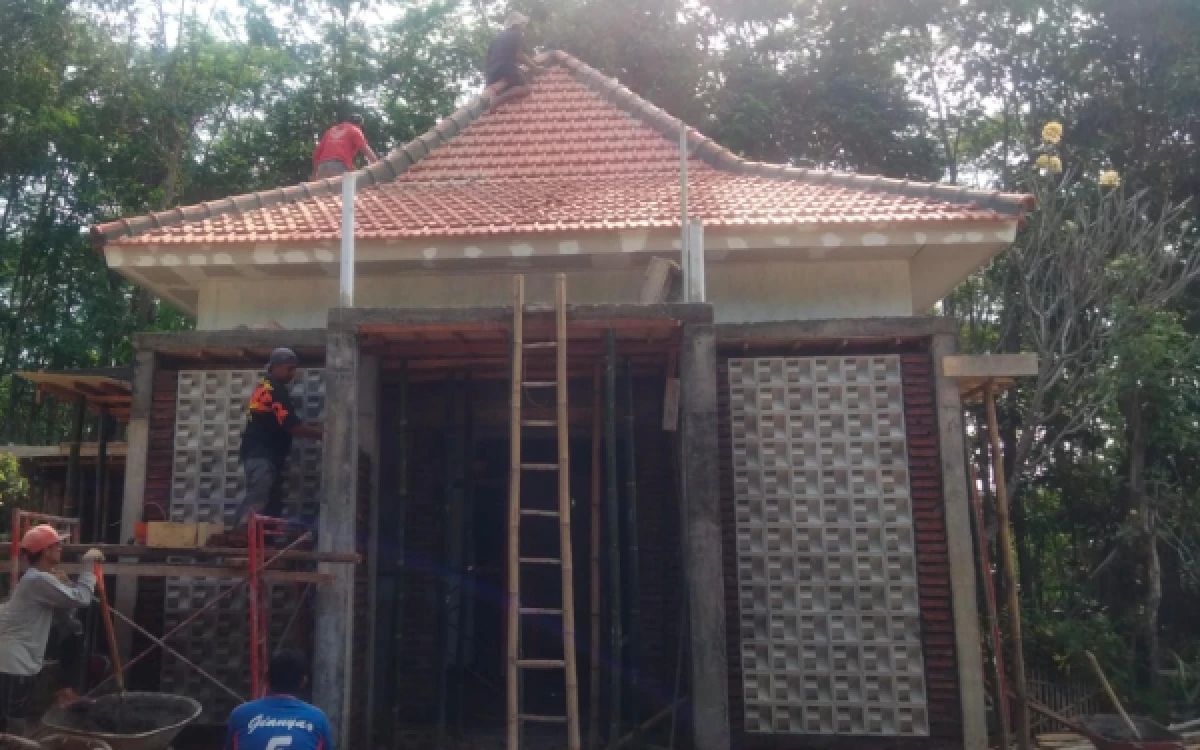 Thumbnail TMMD ke-128 Kodim 0820 Probolinggo Fokus Selesaikan Bagian Atas Musala di Dusun Klagin Desa Brabe