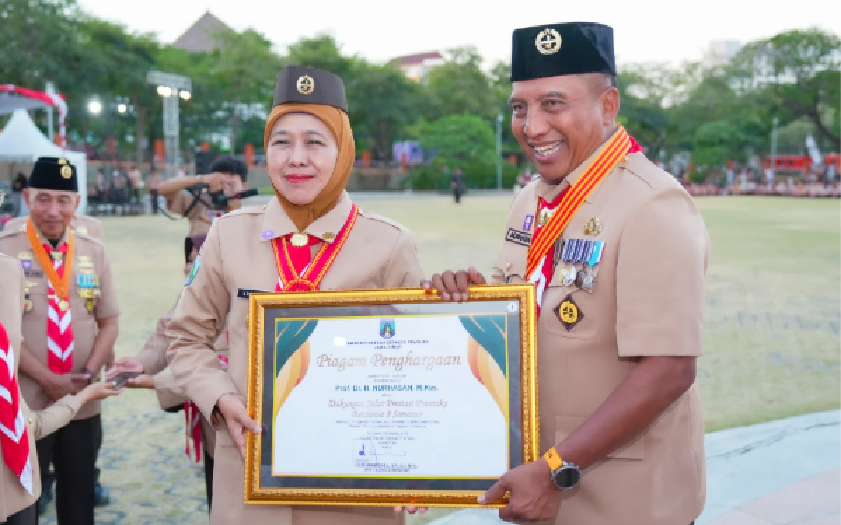 Thumbnail Berita - Rektor UNESA Raih Dua Penghargaan dalam Peringatan Hari Pramuka ke-65 Jawa Timur