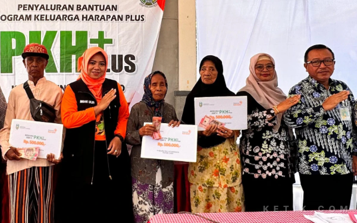 Thumbnail Berita - Wabup Situbondo Salurkan PKH Plus di Kecamatan Kapongan dan Mangaran