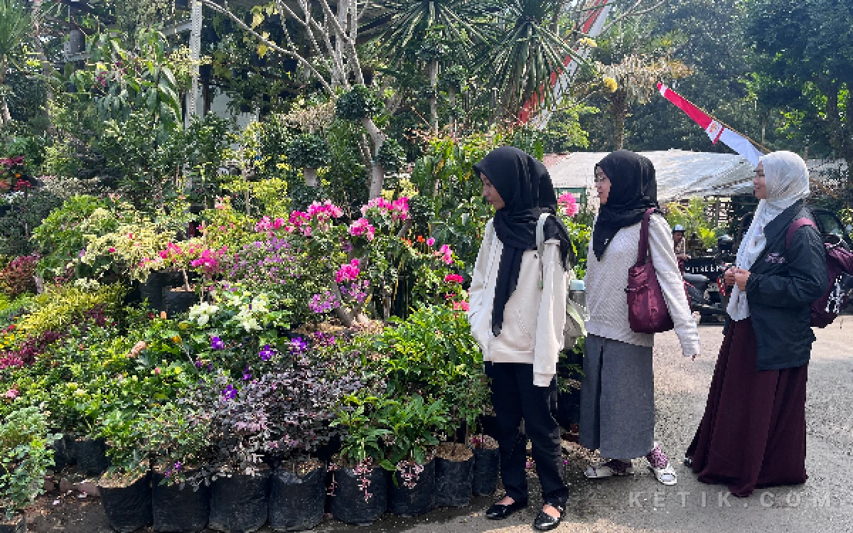 Thumbnail Berita - Pascapandemi, Penjualan Tanaman di Pasar Bunga Splendid Malang Anjlok Drastis