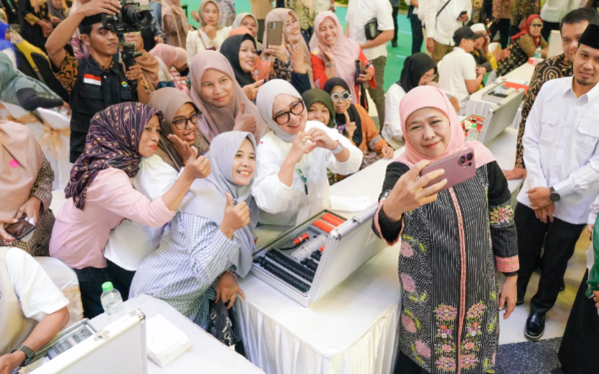 Thumbnail Berita - Gubernur Khofifah Bersama BAZNAS Jatim Bagikan 1.000 Kacamata Gratis di Momen Hari Jadi ke-81 Jawa Timur