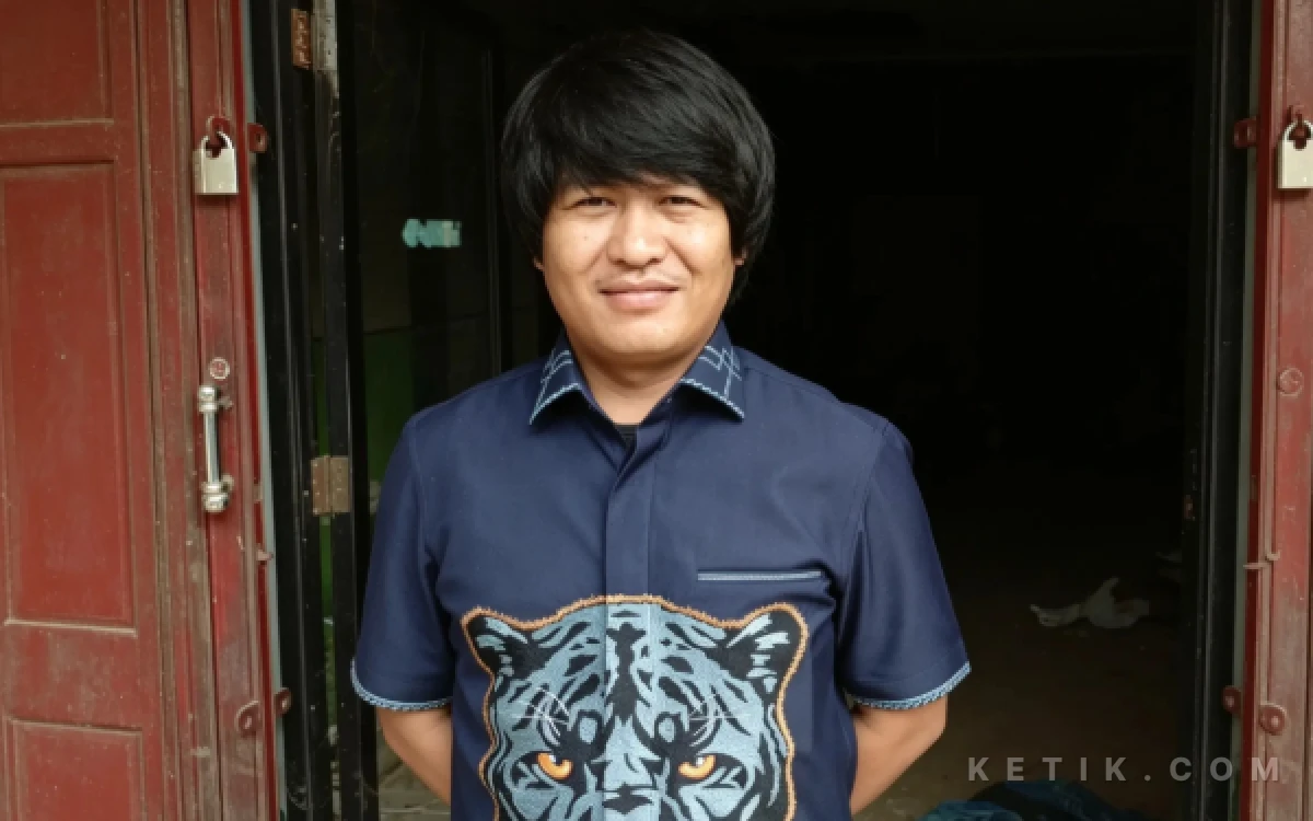 Foto Penasihat Hukum Tergugat III, IV, dan V, Gibson Maroloan Pandiangan, memberikan keterangan kepada awak media usai persidangan sengketa aset Yayasan Bina Darma di Pengadilan Negeri Palembang, Rabu 15 Juli 2026. (Foto: M Nanda/Ketik.com)