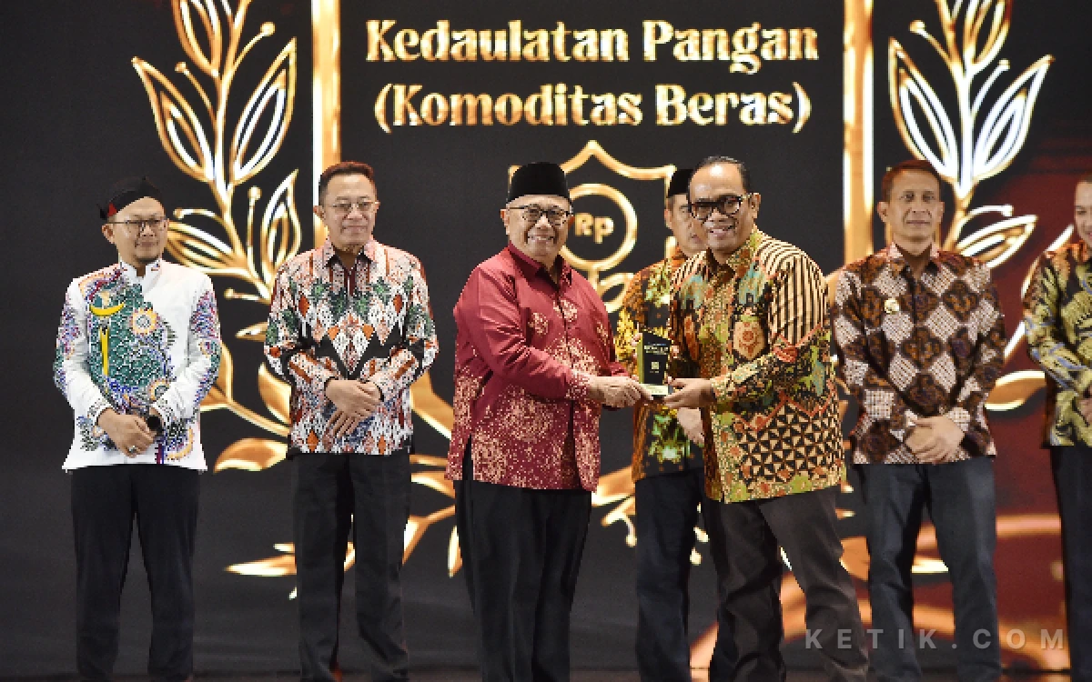 Thumbnail Berita - Kabupaten Blitar Borong Dua Wilwatikta Awards 2026, Rijanto Tekankan Dampak Nyata Pembangunan