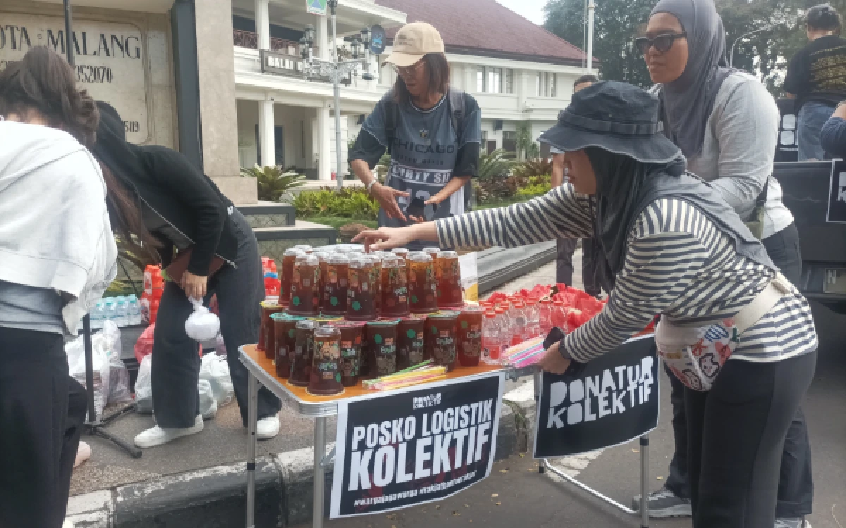 Thumbnail Berita - Solidaritas di Tengah Demo DPRD Kota Malang, Posko 'Es Tanpa Pajak' Bagikan Logistik Gratis untuk Massa Aksi