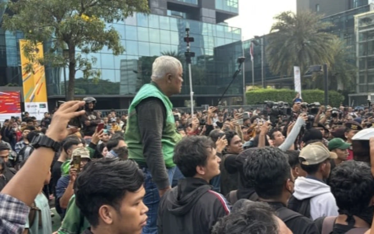 Thumbnail Berita - Dihadang Aparat di Sudirman, Mahasiswa-Ojol Bersatu Suarakan Penderitaan Rakyat