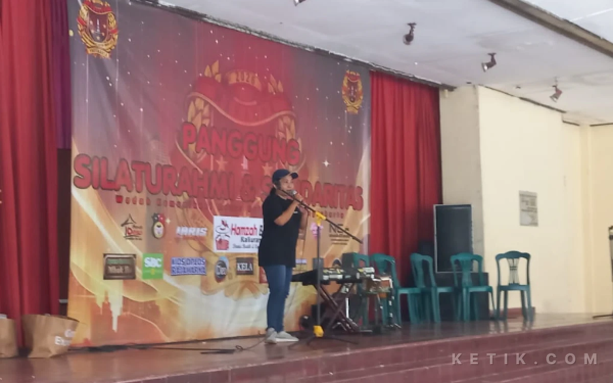 Foto Ketua Wakanda Wuri Ramawati saat pertemuan lintas komunitas aplikator. Kegiatan ini untuk mempererat kebersamaan sekaligus meredam potensi gesekan di lapangan demi menjaga kondusivitas wilayah Sleman dan sekitarnya. (Foto: Lik Is for Ketik.com)