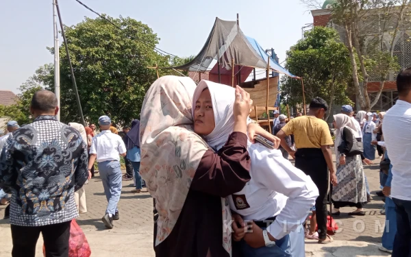 Thumbnail Berita - [FOTO] Air Mata dan Doa Warnai Momen Perpisahan Siswa Baru dengan Orang Tua di SMAN Taruna Nala Malang