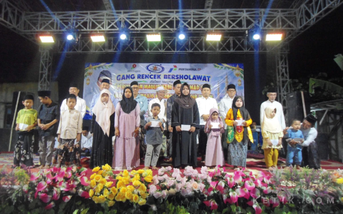 Thumbnail Berita - Khusyuk Selawat di Gang Rencek Jatisari Tuban, Peringatan Maulid Nabi dan Milad Ke-1 Majlis Mujahadah