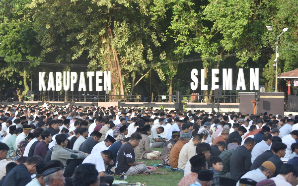 Thumbnail Berita - Lautan Jemaah Padati Lapangan Denggung Sleman, Khusyuk Laksanakan Salat Iduladha 1447 H
