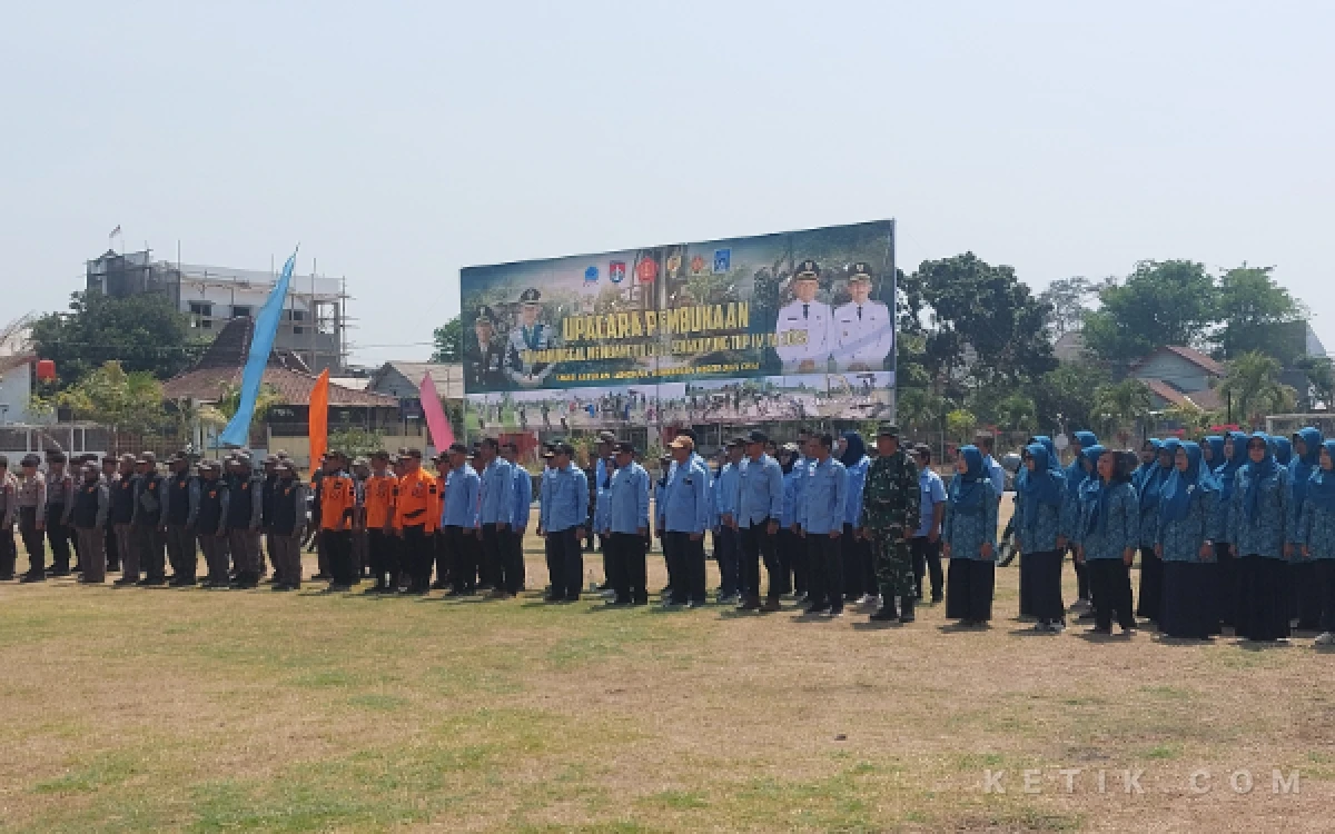 Foto Barisan peserta upacara yang terdiri dari prajurit TNI, Polri, instansi pemerintah, dan elemen masyarakat yang hadir mengikuti pembukaan TMMD Sengkuyung Tahap IV Kodim Sleman. (Foto: Fajar R/Ketik.com)