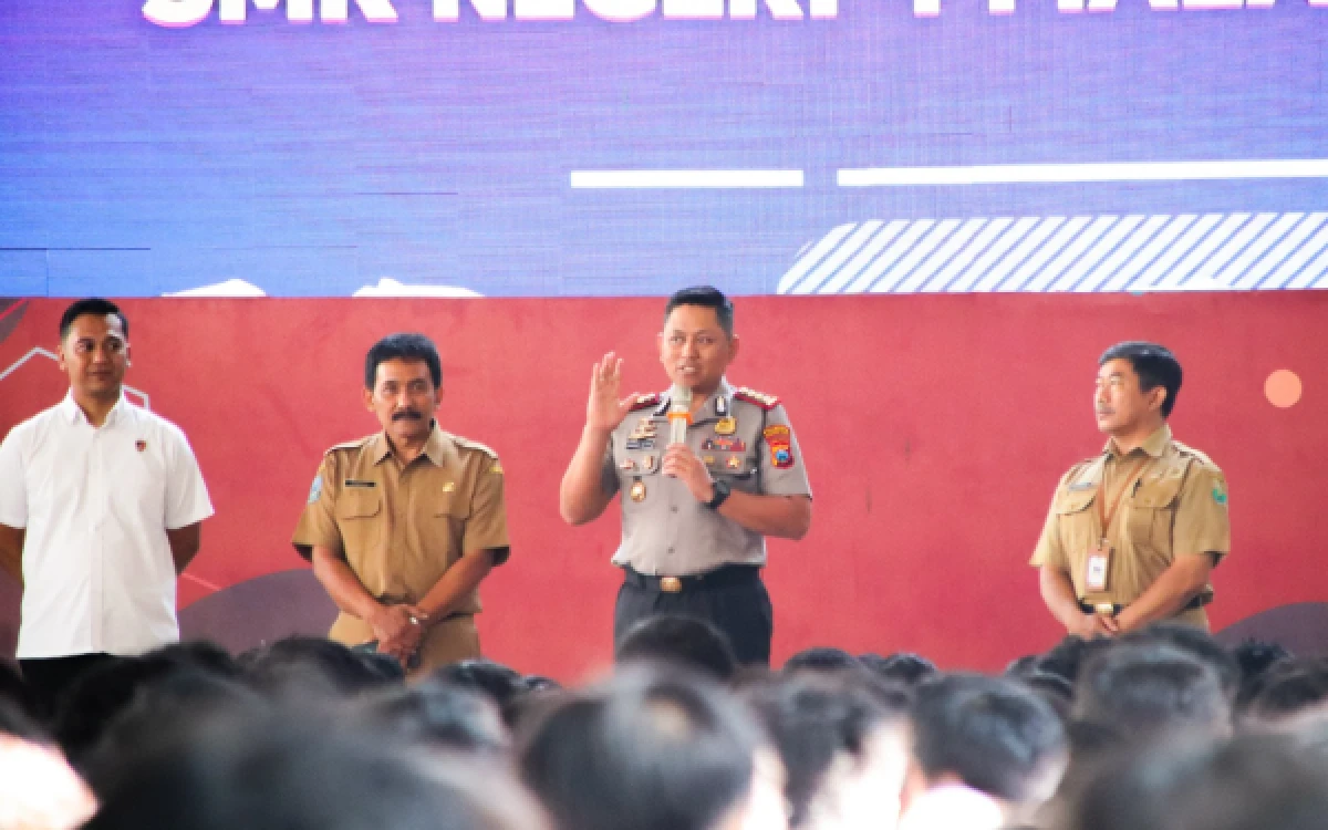 Thumbnail Berita - Polisi Peduli Pendidikan, Kapolresta Malang Kota Bekali Siswa SMKN 4 Wawasan Kebangsaan dan Pencegahan Kenakalan Remaja