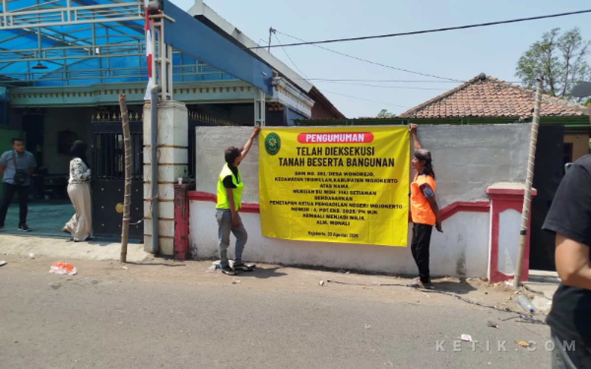Foto pemasangan papan eksekusi oleh pengadilan negeri mojokerto (foto : sholahudin/ ketik.com)