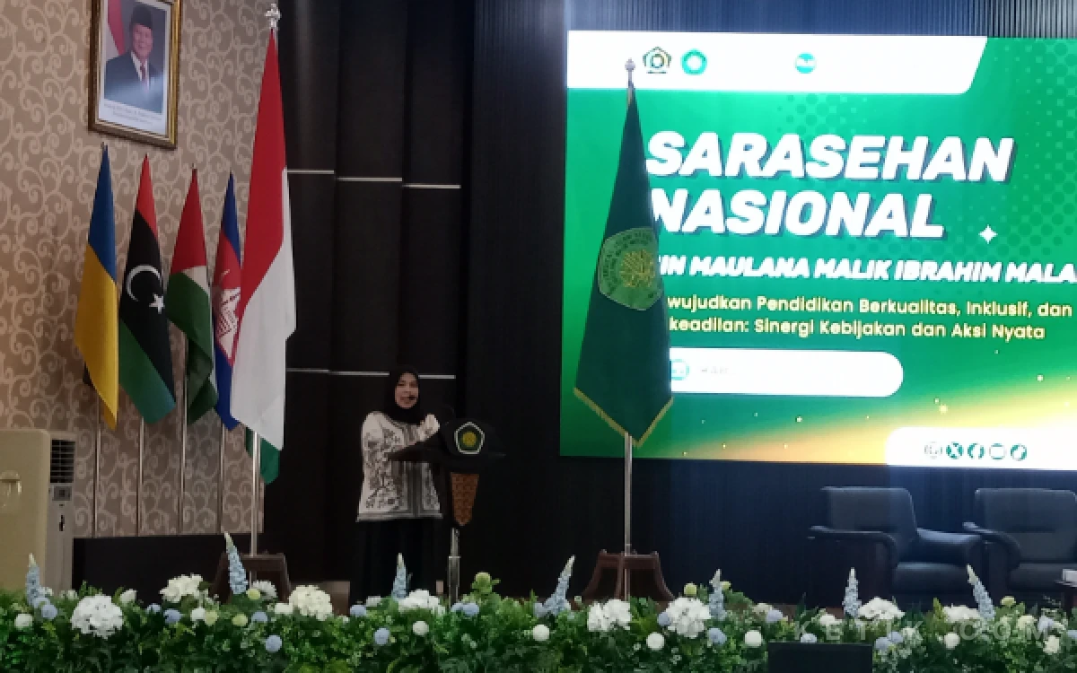 Foto Rektor UIN Malang, Prof. Ilfi Nur Diana memberikan sambutan dalam acara Serasehan Nasional pada Rabu, 14 Oktober 2026. (Foto: Aliyah/Ketik.com)