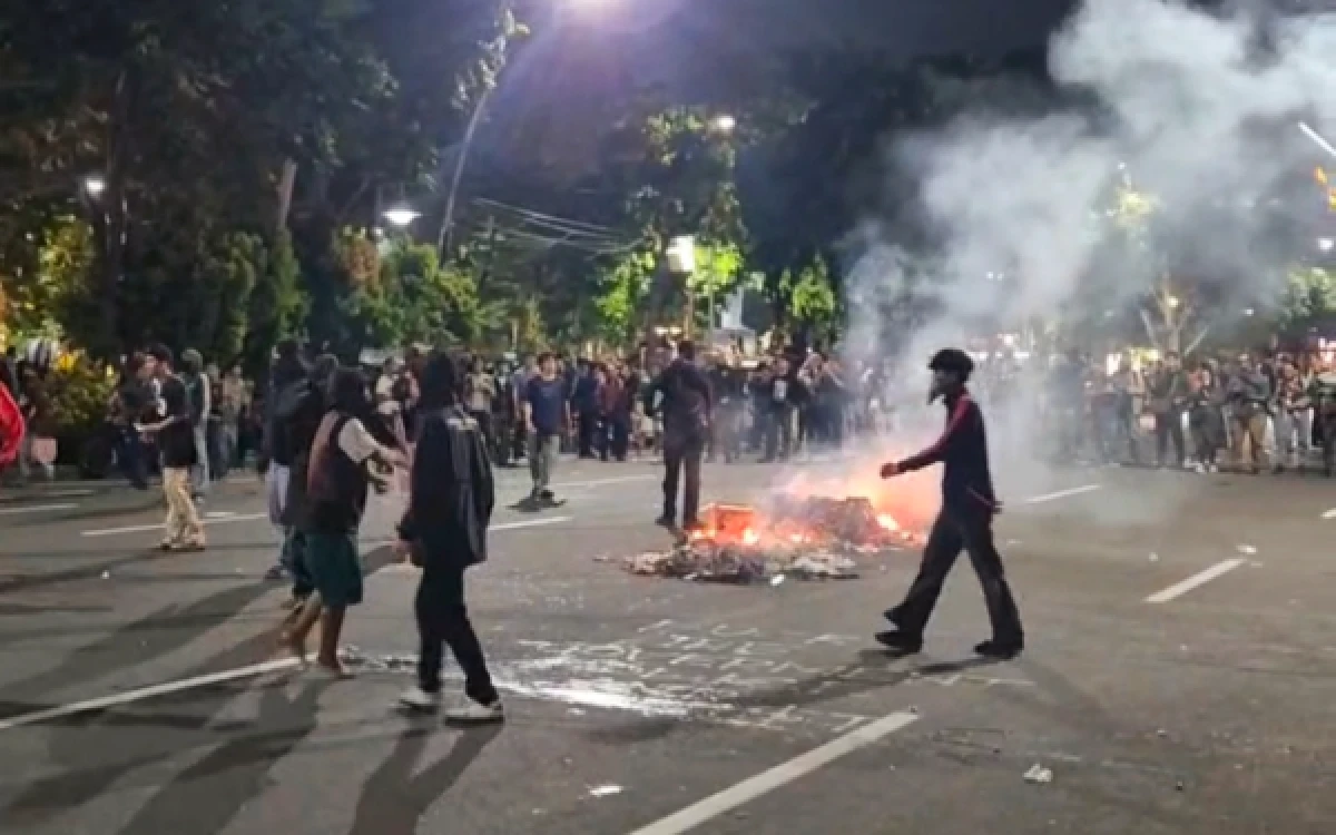Thumbnail Berita - Demo Depan Grahadi! Massa Bakar Sampah di Tengah Jalan, Lempar Petasan hingga Rusak Pagar Gedung Negara