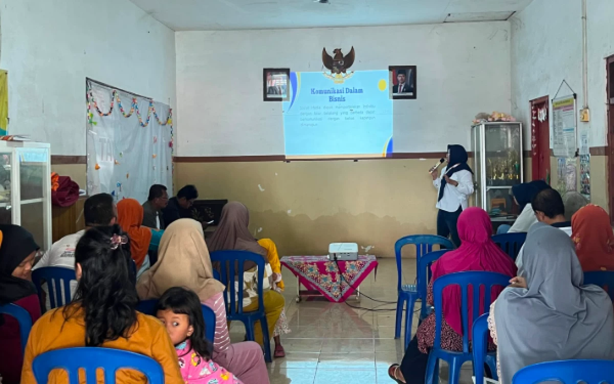 Thumbnail Berita - Dorong Ekonomi Warga Melek Digital, Mahasiswa KKN Sosialisasi dan Dampingi UMKM di Bendul Merisi RW 03