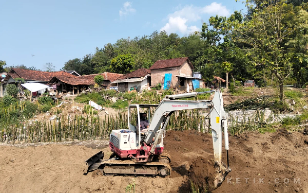 Thumbnail Berita - Lelah Menanti Pemerintah, Warga Cibogo Ketanggungan Brebes Swadaya Sewa Alat Berat Tanggulangi Banjir