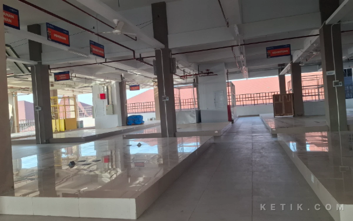 Foto Kondisi lantai 3 Pasar Godean yang tampak kosong melompong tanpa adanya pedagang apalagi aktivitas jual beli. (Foto: Fajar R/Ketik.com)