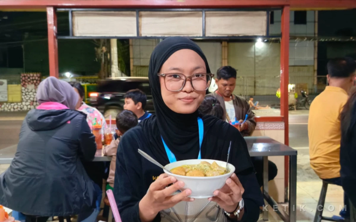 Thumbnail Berita - Ingin Nikmati Bakso Kuah Soto? Begini Rasanya Makan di Warung Cak Wandi di Karangpilang