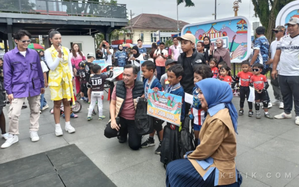 Foto Bupati Jember, Gus Fawait dan Ning Ghyta berfoto bersama anak-anak yang menjadi juara lomba yang digelar dalam rangkaian Karnaval SCTV di Alun-alun Jember, Minggu, 17 Mei 2026. (Foto: Nur Fadli/Ketik.com)