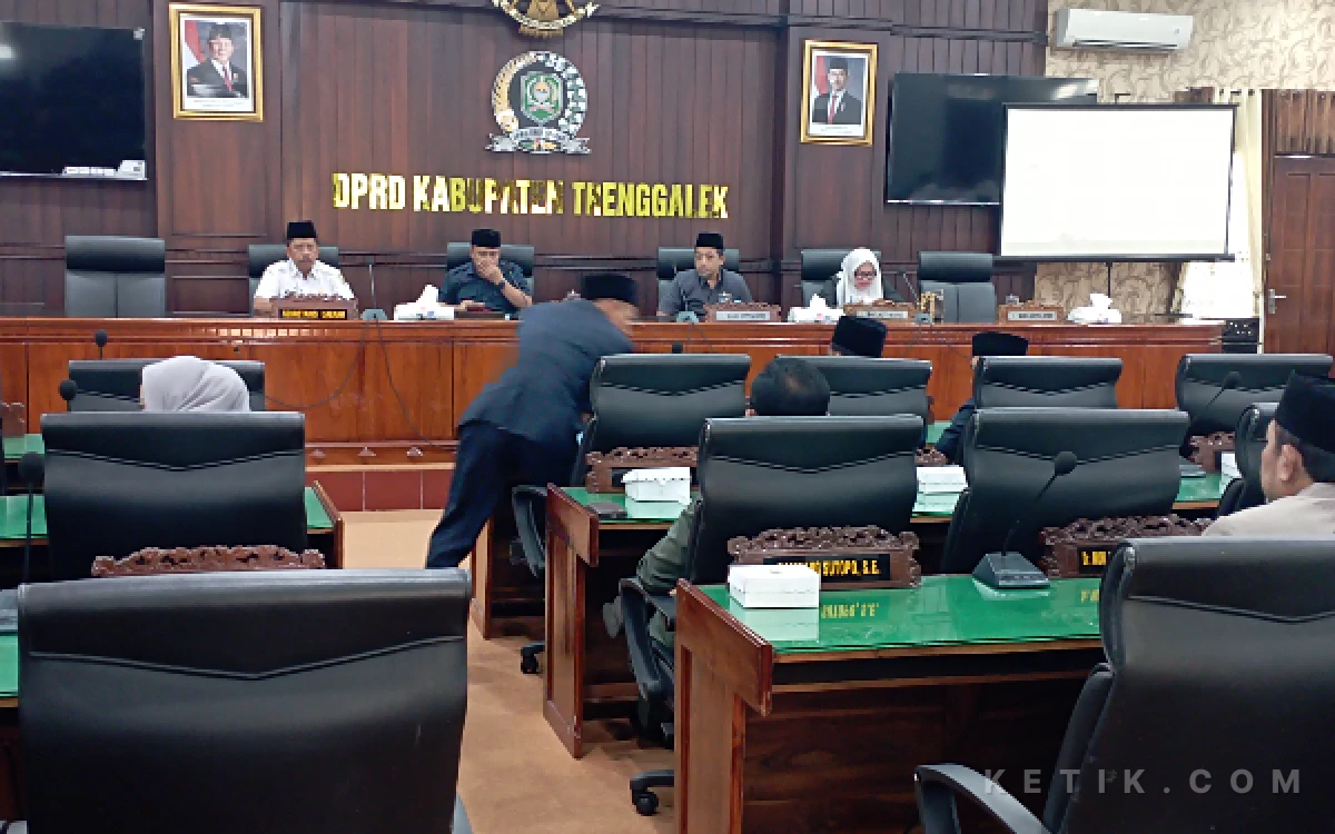 Thumbnail Berita - DPRD Trenggalek Paripurnakan Dua Raperda, Dana Cadangan Pilkada 2029 Tembus Rp40 M?