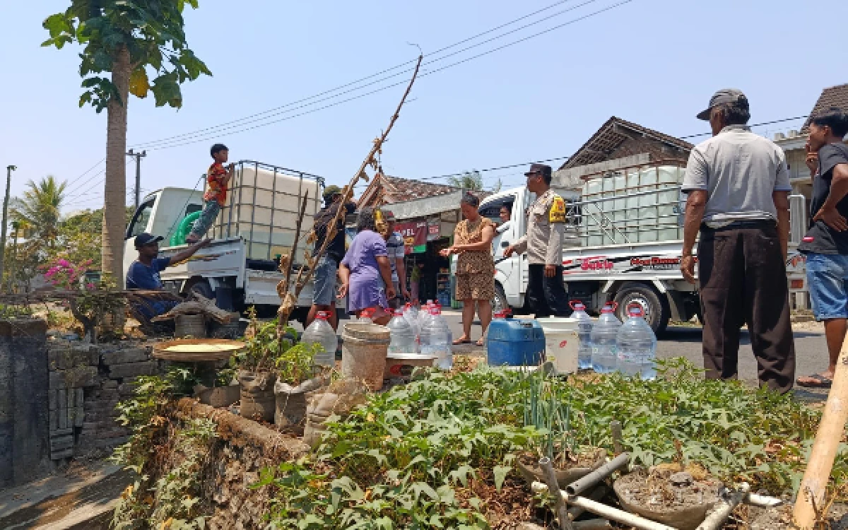 Thumbnail Berita - Kekeringan Melanda Blitar, Warga Kedungbiru Dapat Bantuan Air Bersih dari Tiga Pilar dan Warga Peduli Bencana