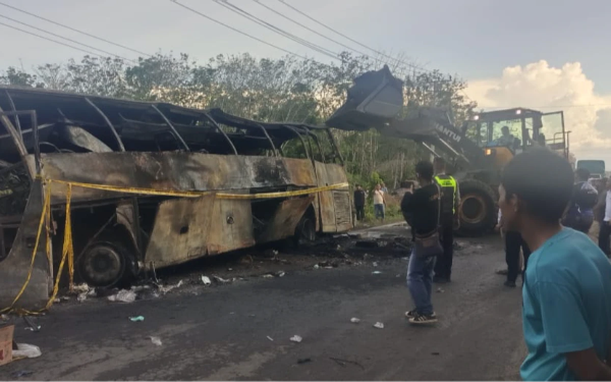 Thumbnail Berita - Tragedi Jalinsum Muratara: Bus ALS Tabrakan dengan Truk Tangki Hingga Terbakar, 16 Orang Tewas