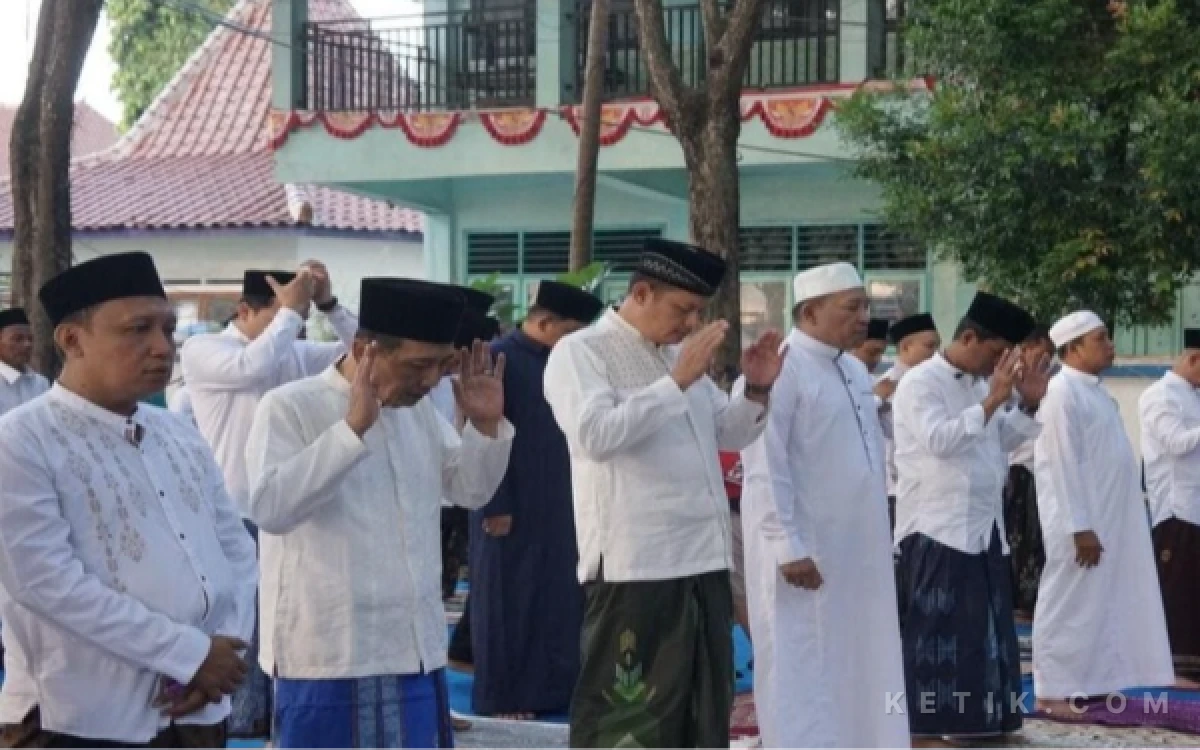 Thumbnail Berita - Ribuan Jemaah Ikuti Salat Iduladha yang Digelar Pemkab Sampang