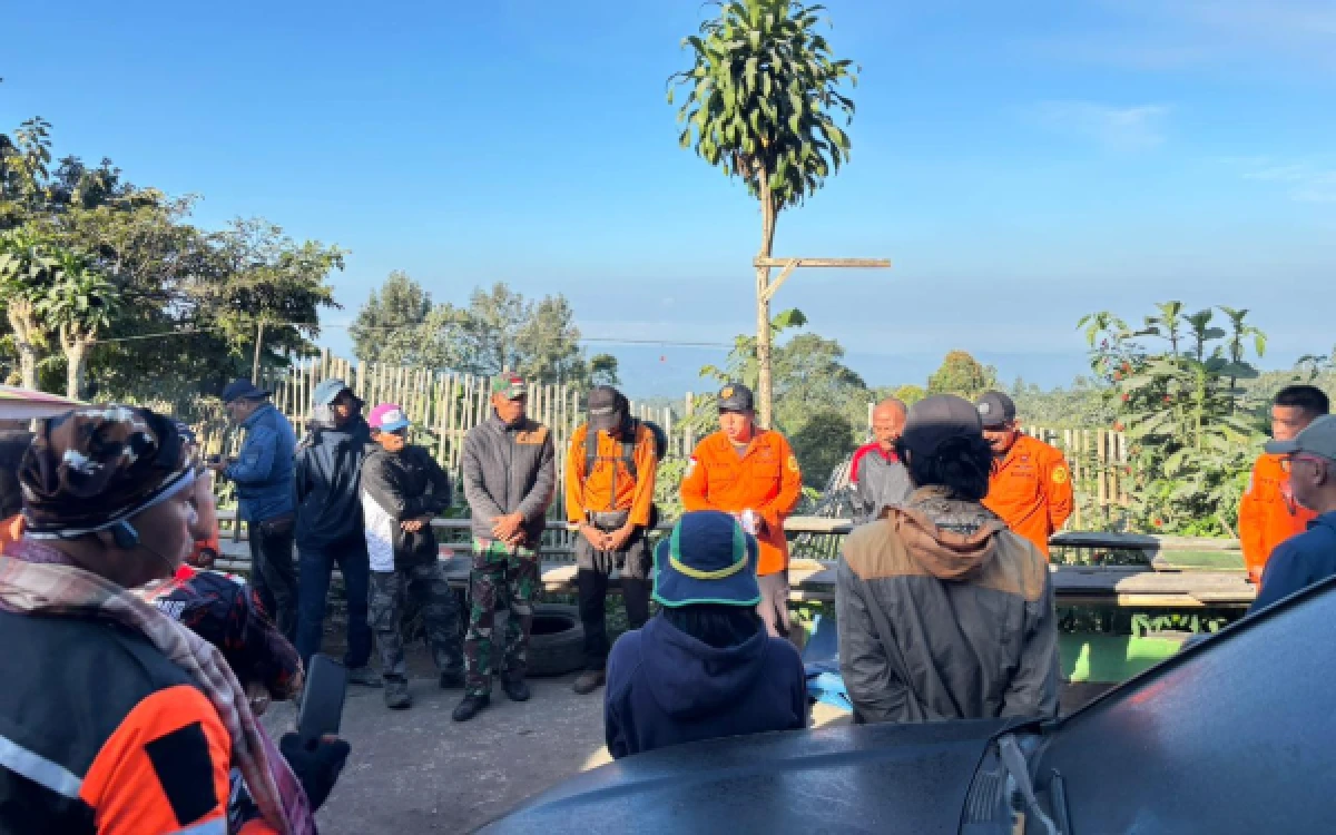 Thumbnail Berita - SAR Surabaya Kirim Tambahan, Evakuasi Pendaki Terperosok di Jurang Pendakian Gunung Semeru