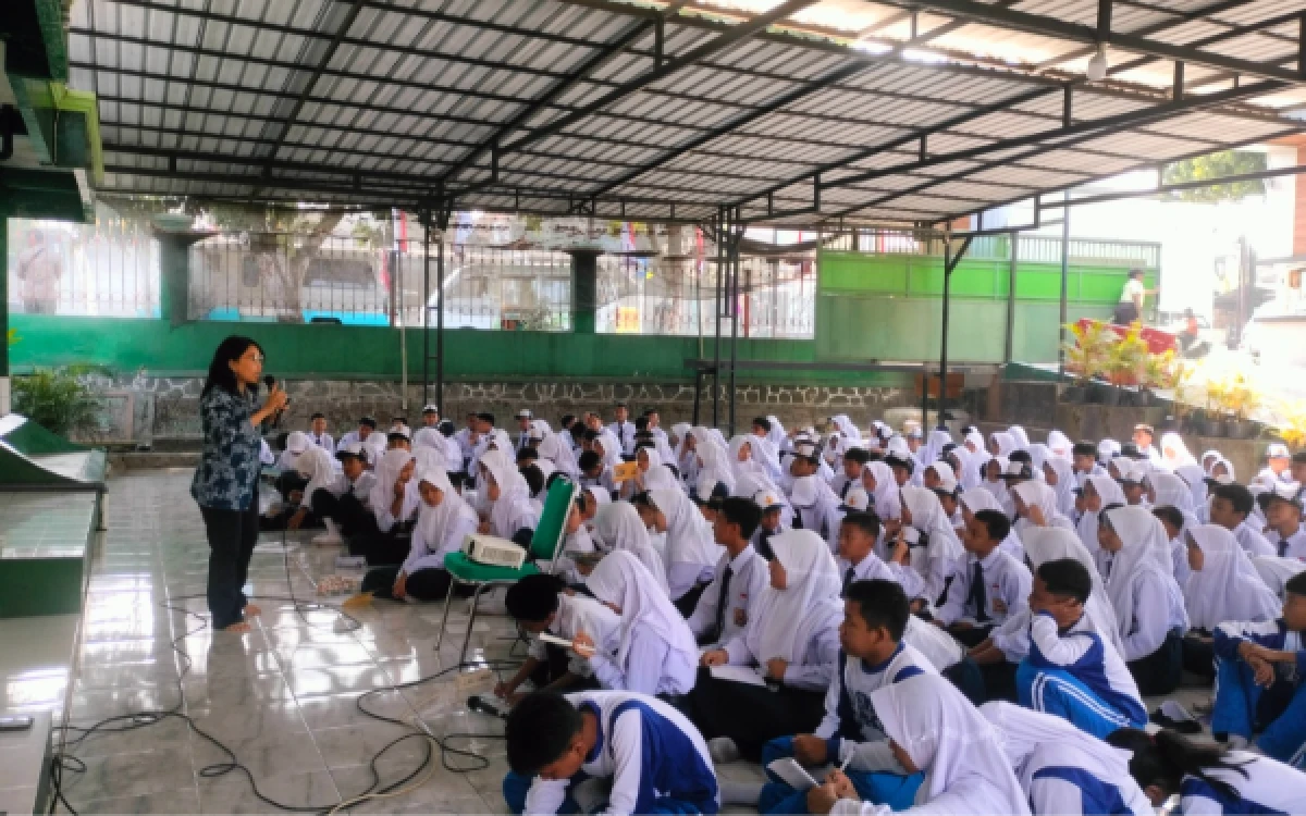 Thumbnail Berita - UB Edukasi Siswa SMPN 1 Pakis Kabupaten Malang soal Mitigasi Kekerasan Seksual di Dunia Maya