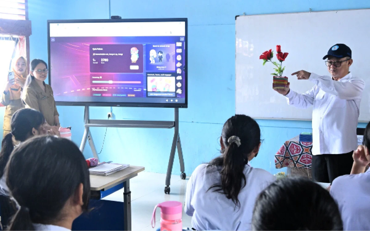 Thumbnail Berita - Mendikdasmen Tinjau Kondisi SMPN 16 Medan
