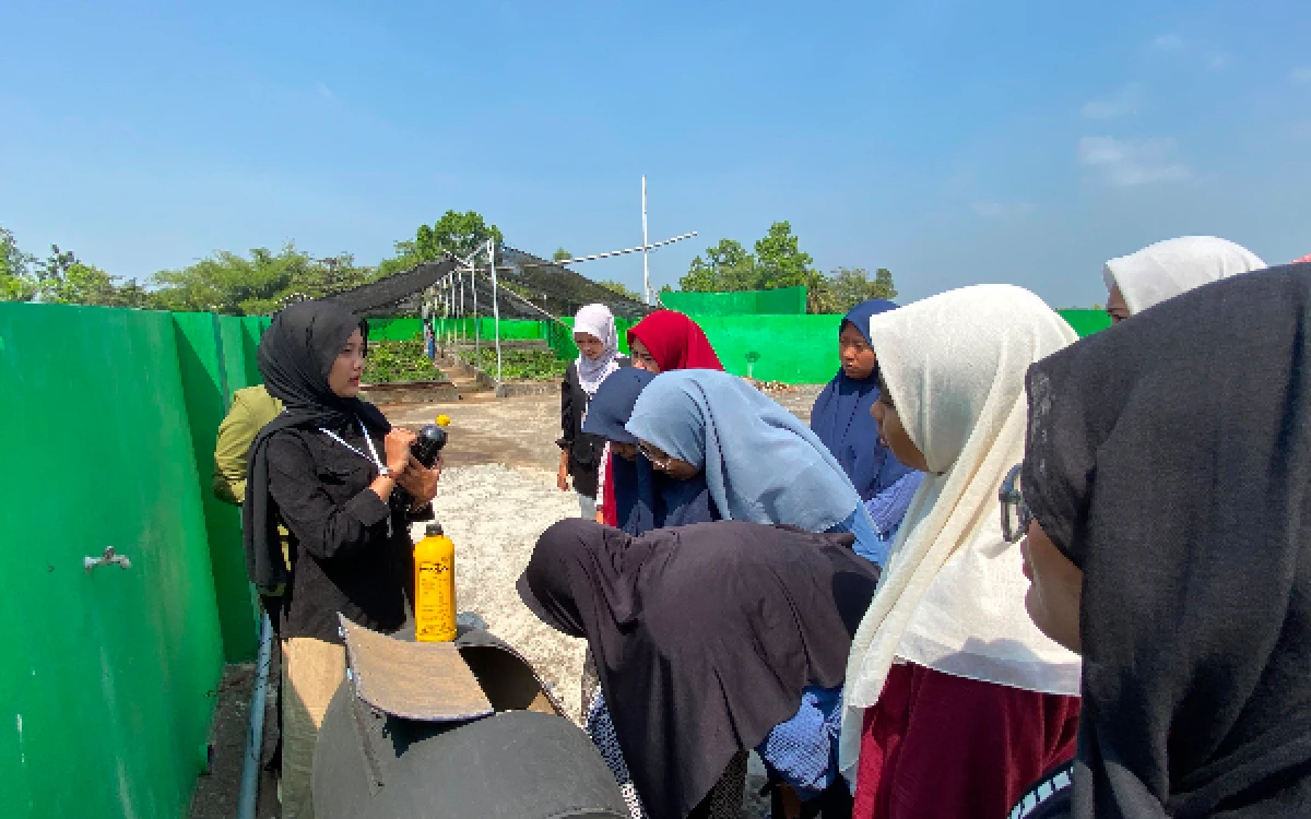 Thumbnail Berita - Ubah Sampah Dapur Jadi Pupuk, KKN UPN Veteran Jatim Kenalkan Tong Putar Kompos di Ponpes Kasepuhan Assuniyah