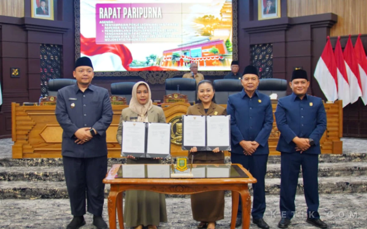 Thumbnail Berita - Wali Kota Mojokerto Sampaikan Nota Keuangan APBD 2027 dan Pendapat Akhir atas 13 Raperda