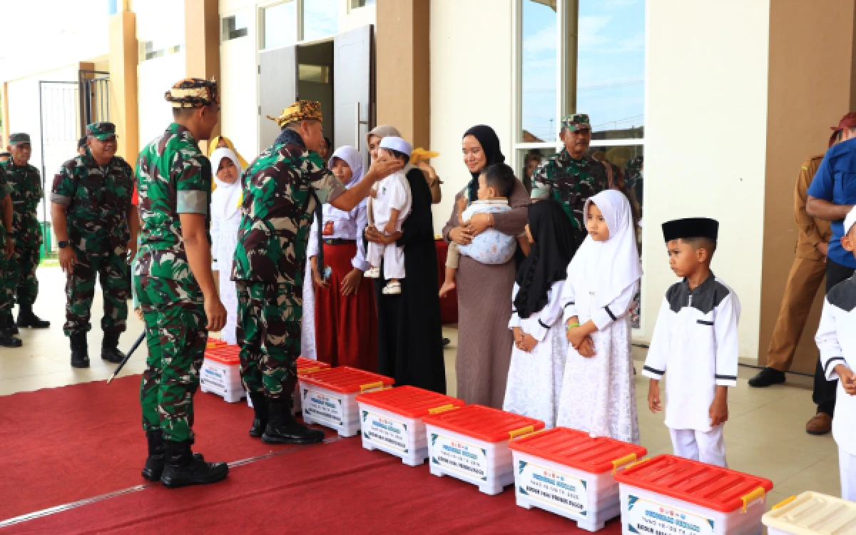 Thumbnail Berita - Warnai TMMD ke-128 Kodim 0820 Probolinggo, Tim Wasev TNI Salurkan Sembako ke Anak Yatim